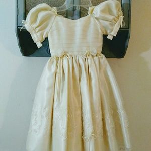 Mireille boutique child size 3 Ivory chiffon dress